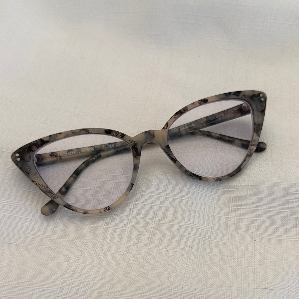 Stylish Tortoiseshell Cat-Eye Sunglasses